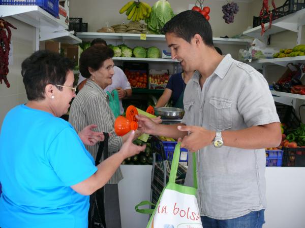 Jornada Informativa Reciclado de Aceite en Mercado Municipal-03-06-2011-fuente Area Comunicacion Municipal-022