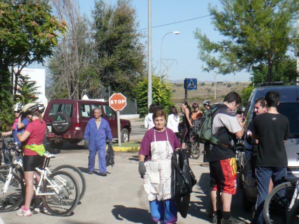 decima jornada ecologica en Peralvillo - limpieza entorno - 2013-10-27 - fuente Asociacion Vecinos Peralvillo - 8