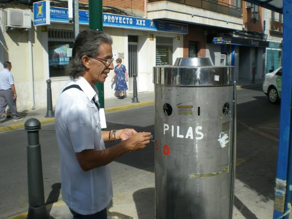 ciudadano haciendo uso del contenedor de pilas-24-08-09-Fuente www.miguelturra.es -1