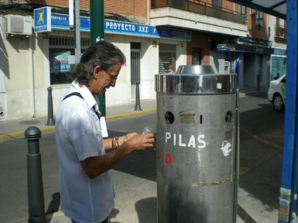 ciudadano haciendo uso del contenedor de pilas-24-08-09-Fuente www.miguelturra.es -2