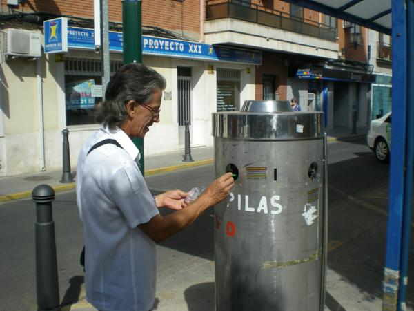 ciudadano haciendo uso del contenedor de pilas-24-08-09-Fuente www.miguelturra.es -3