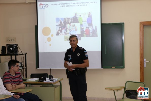 Charlas Policia Local en el Instituto-mayo 2015-fuente Area de Comunicación Municipal-003