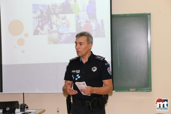 Charlas Policia Local en el Instituto-mayo 2015-fuente Area de Comunicación Municipal-006