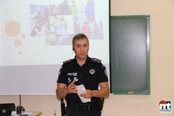 Charlas Policia Local en el Instituto-mayo 2015-fuente Area de Comunicación Municipal-007