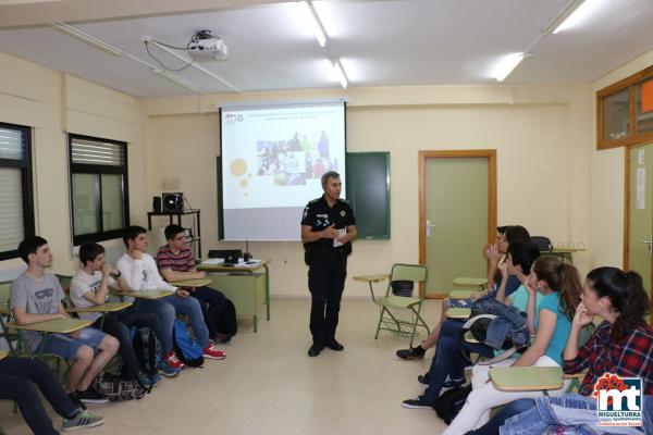 Charlas Policia Local en el Instituto-mayo 2015-fuente Area de Comunicación Municipal-008