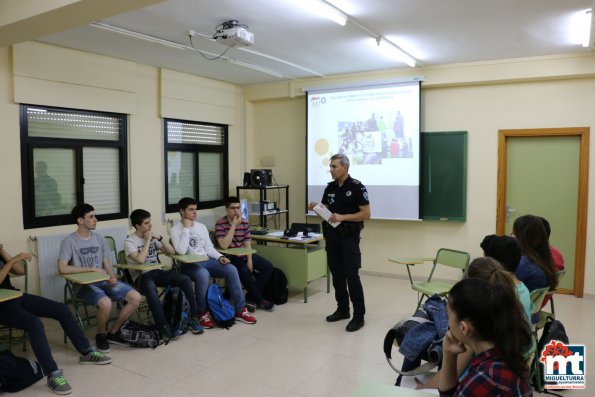 Charlas Policia Local en el Instituto-mayo 2015-fuente Area de Comunicación Municipal-009