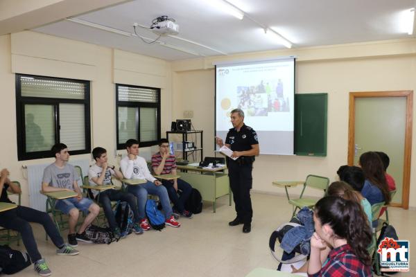 Charlas Policia Local en el Instituto-mayo 2015-fuente Area de Comunicación Municipal-010