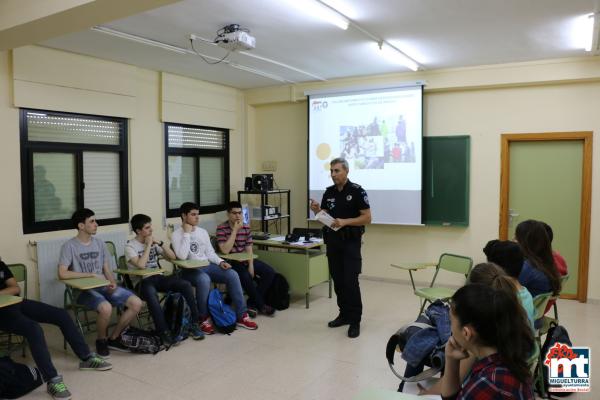 Charlas Policia Local en el Instituto-mayo 2015-fuente Area de Comunicación Municipal-011
