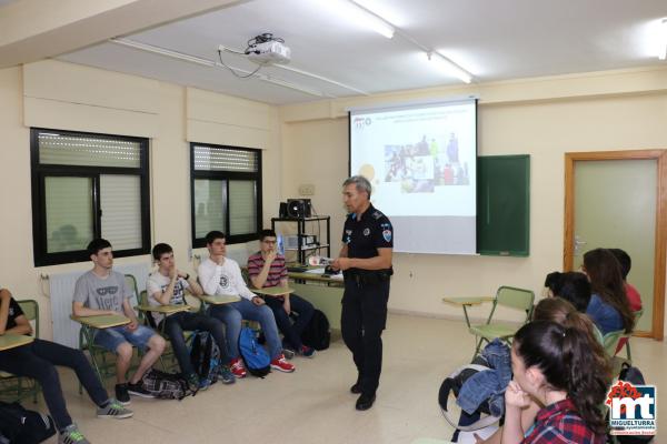 Charlas Policia Local en el Instituto-mayo 2015-fuente Area de Comunicación Municipal-013