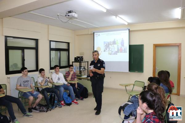 Charlas Policia Local en el Instituto-mayo 2015-fuente Area de Comunicación Municipal-014