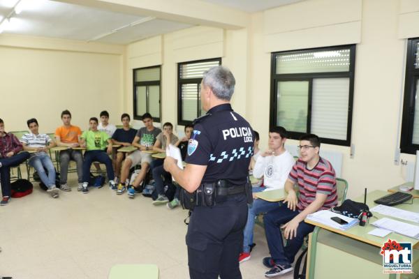 Charlas Policia Local en el Instituto-mayo 2015-fuente Area de Comunicación Municipal-015