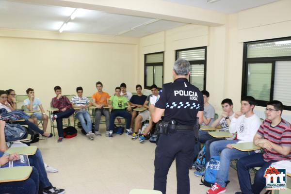 Charlas Policia Local en el Instituto-mayo 2015-fuente Area de Comunicación Municipal-017