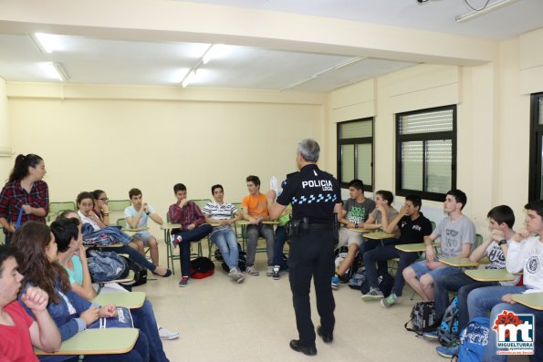 Charlas Policia Local en el Instituto-mayo 2015-fuente Area de Comunicación Municipal-018