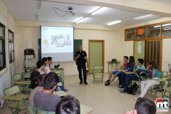 Charlas Policia Local en el Instituto-mayo 2015-fuente Area de Comunicación Municipal-019