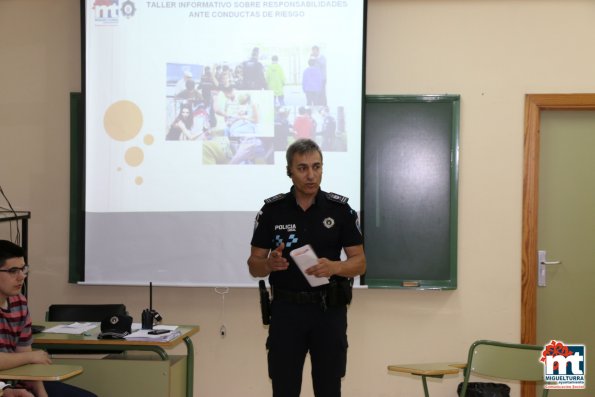 Charlas Policia Local en el Instituto-mayo 2015-fuente Area de Comunicación Municipal-023
