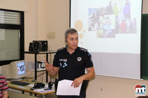 Charlas Policia Local en el Instituto-mayo 2015-fuente Area de Comunicación Municipal-028