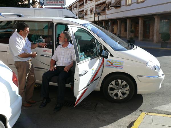 Roman Rivero y visita al Taxi adaptado discapacitados-25-08-2009- Fuente Area Comunicacion Municipal - 01