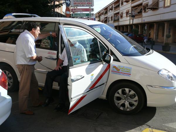 roman-rivero-y-visita-al-taxi-adaptado-discapacitados-25-08-2009-fuente-area-comunicacion-municipal-02