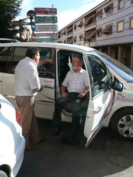 roman-rivero-y-visita-al-taxi-adaptado-discapacitados-25-08-2009-fuente-area-comunicacion-municipal-03
