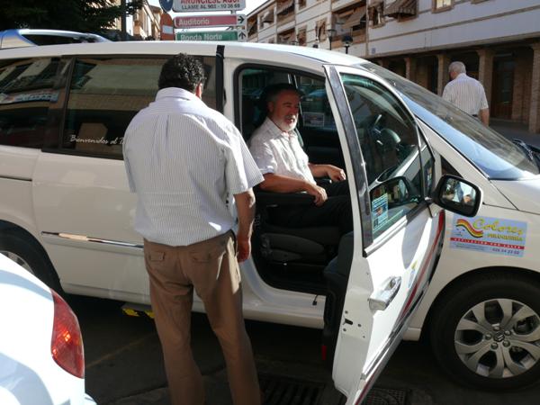 roman-rivero-y-visita-al-taxi-adaptado-discapacitados-25-08-2009-fuente-area-comunicacion-municipal-04