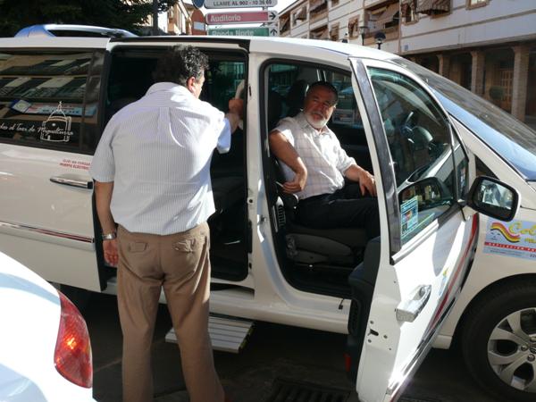 roman-rivero-y-visita-al-taxi-adaptado-discapacitados-25-08-2009-fuente-area-comunicacion-municipal-05