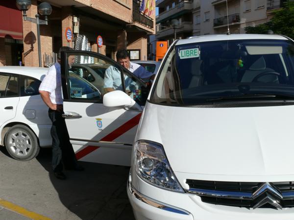 roman-rivero-y-visita-al-taxi-adaptado-discapacitados-25-08-2009-fuente-area-comunicacion-municipal-08