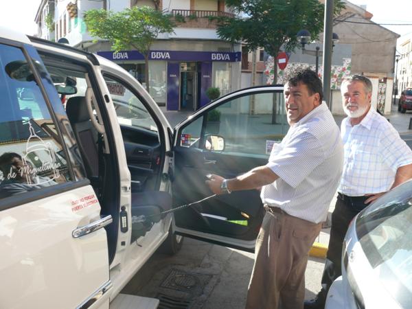 roman-rivero-y-visita-al-taxi-adaptado-discapacitados-25-08-2009-fuente-area-comunicacion-municipal-09