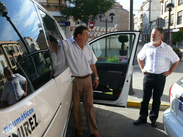 Roman Rivero y visita al Taxi adaptado discapacitados-25-08-2009- Fuente Area Comunicacion Municipal - 11