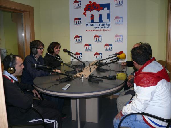 taller de radio con Julio Corral en Radio Miguelturra-2013-10-24-fuente Area de Comunicacion Municipal-15