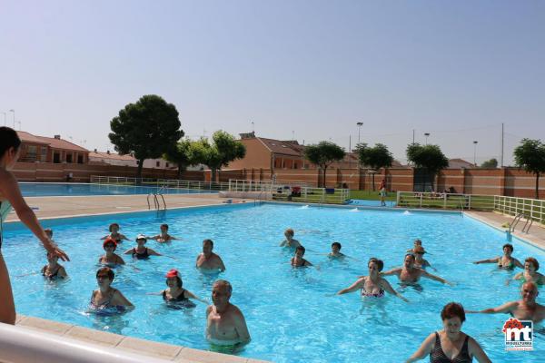 gerontogimnasia en la Piscina Municipal de Verano-junio 2015-fuente Area de Comunicacion Municipal-01