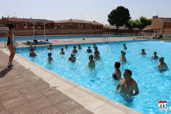 gerontogimnasia en la Piscina Municipal de Verano-junio 2015-fuente Area de Comunicacion Municipal-10