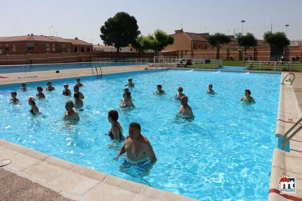 gerontogimnasia en la Piscina Municipal de Verano-junio 2015-fuente Area de Comunicacion Municipal-11