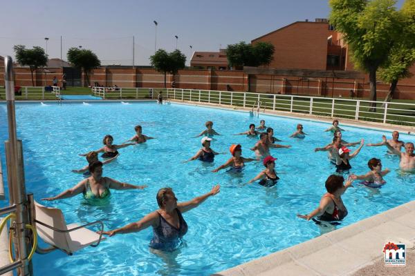 gerontogimnasia en la Piscina Municipal de Verano-junio 2015-fuente Area de Comunicacion Municipal-18