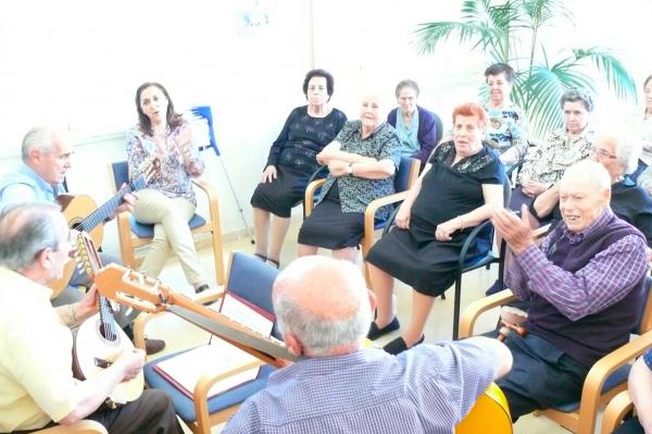 Rondalla de Jubilados en el Servicio de Estancias Diurnas-junio 2014-Fuente Area de Comunicacion Municipal-01