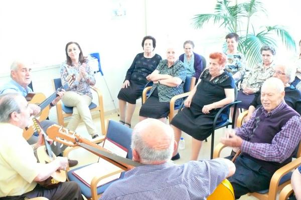 Rondalla de Jubilados en el Servicio de Estancias Diurnas-junio 2014-Fuente Area de Comunicacion Municipal-02