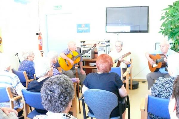 Rondalla de Jubilados en el Servicio de Estancias Diurnas-junio 2014-Fuente Area de Comunicacion Municipal-05