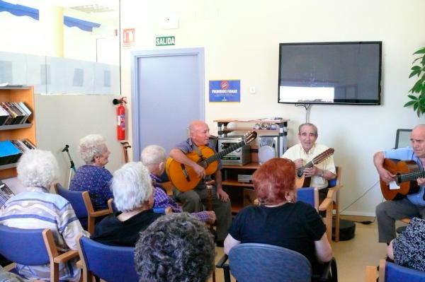 Rondalla de Jubilados en el Servicio de Estancias Diurnas-junio 2014-Fuente Area de Comunicacion Municipal-06