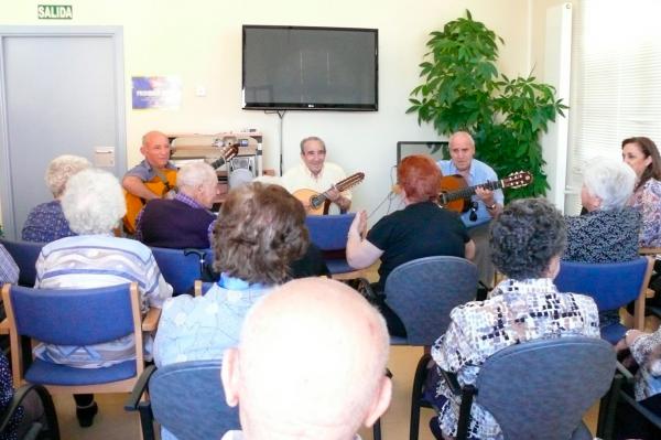 Rondalla de Jubilados en el Servicio de Estancias Diurnas-junio 2014-Fuente Area de Comunicacion Municipal-09