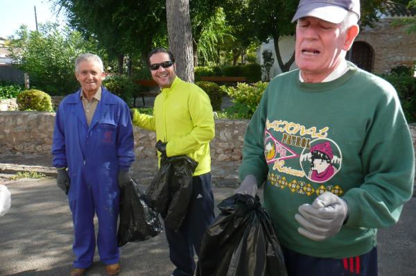 decima jornada ecologica en Peralvillo - limpieza entorno - 2013-10-27 - fuente Asociacion Vecinos Peralvillo - 3